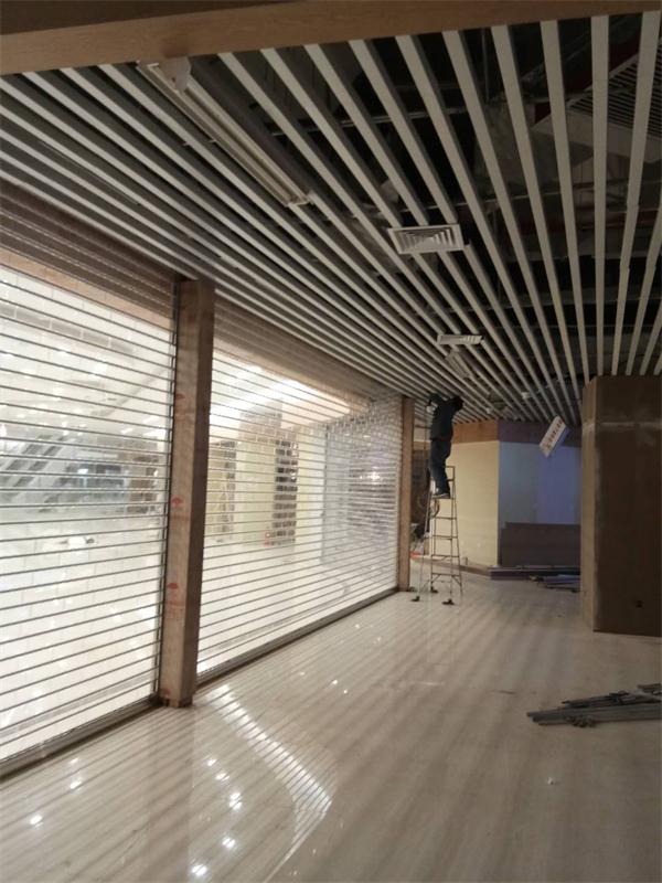  商場(chǎng)水晶卷簾門(mén)安裝案例